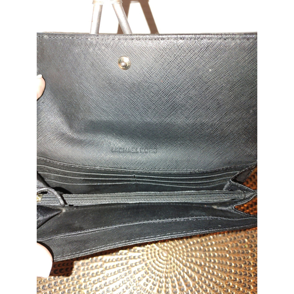 Michael Kors Hamilton Traveler Large Flap Wallet - Picture 6 of 7